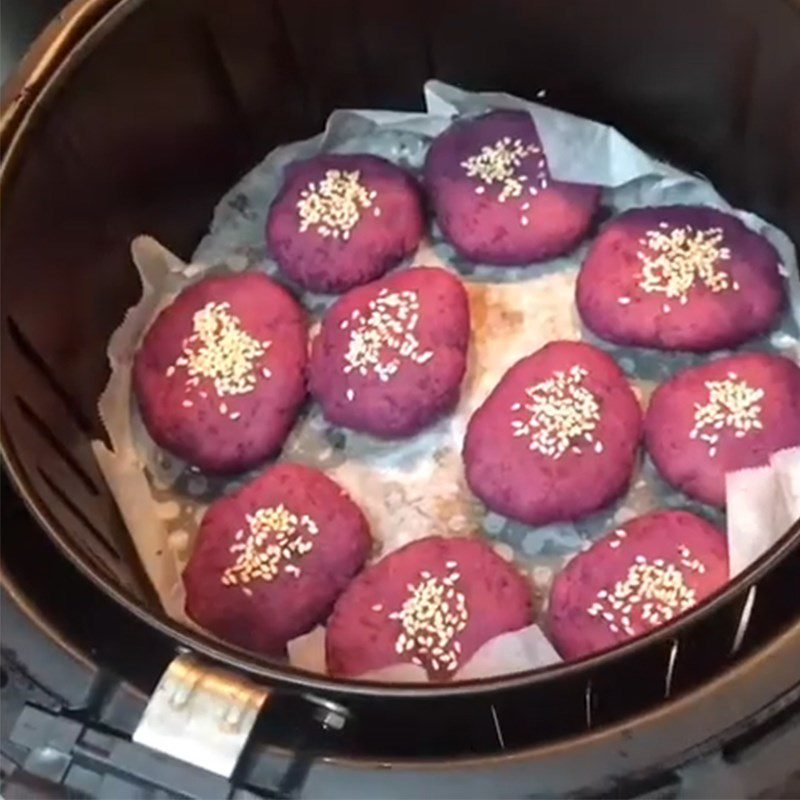 Step 4 Baking the cake with an air fryer Purple sweet potato cake with cheese filling using an air fryer