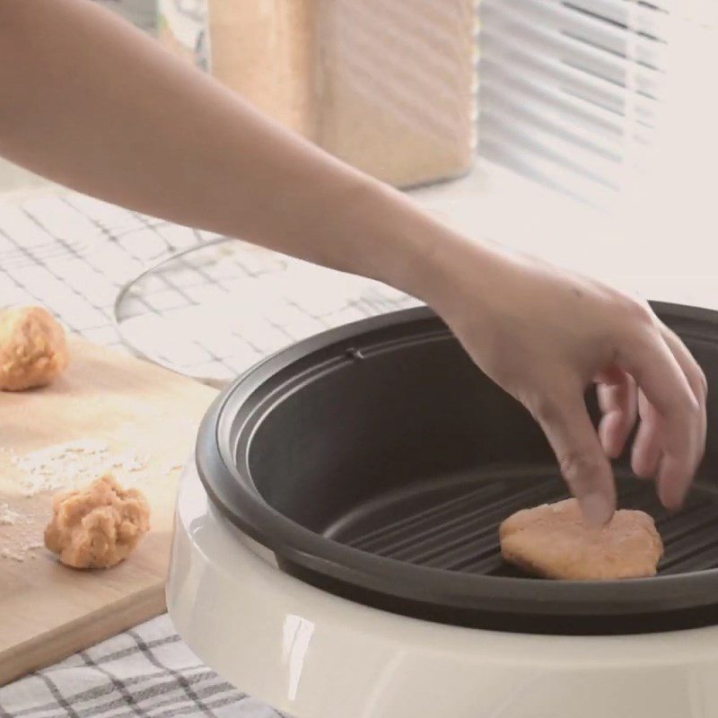 Step 3 Baking the cake with an air fryer Sweet potato oatmeal cake using an air fryer