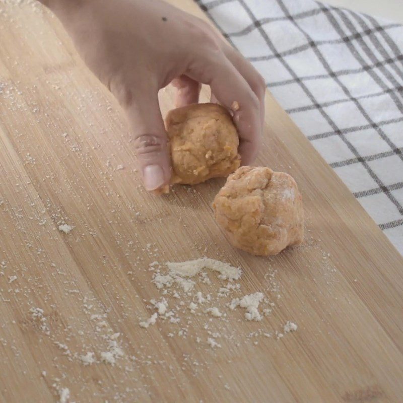 Step 3 Baking the cake with an air fryer Sweet potato oatmeal cake using an air fryer