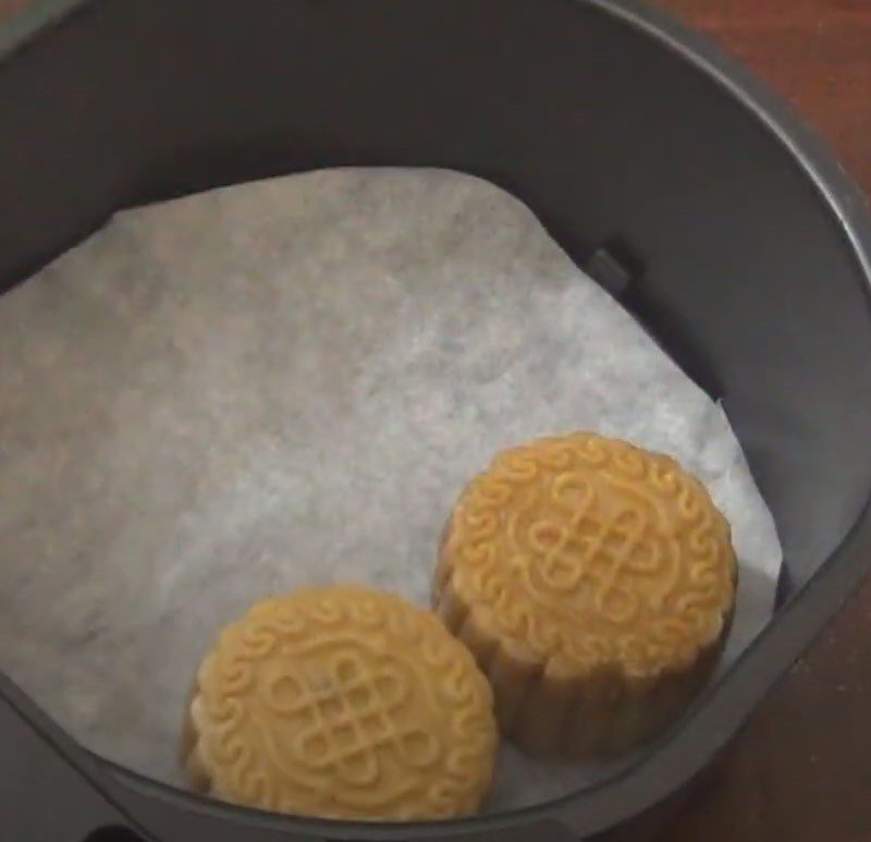 Step 4 Bake the cake for the first time Mooncake with mixed filling using an air fryer