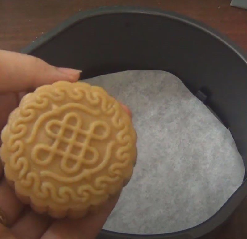 Step 4 Bake the cake for the first time Mooncake with mixed filling using an air fryer