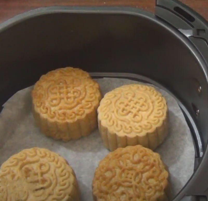 Step 5 Bake the cake for the 2nd and 3rd time Mooncake with mixed filling using an air fryer