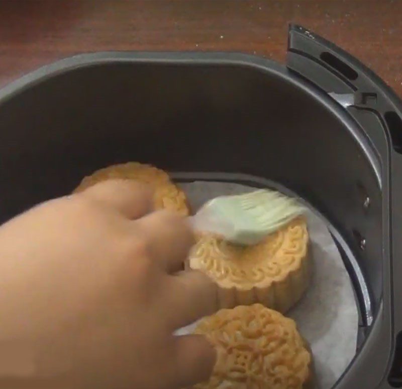 Step 5 Bake the cake for the 2nd and 3rd time Mooncake with mixed filling using an air fryer