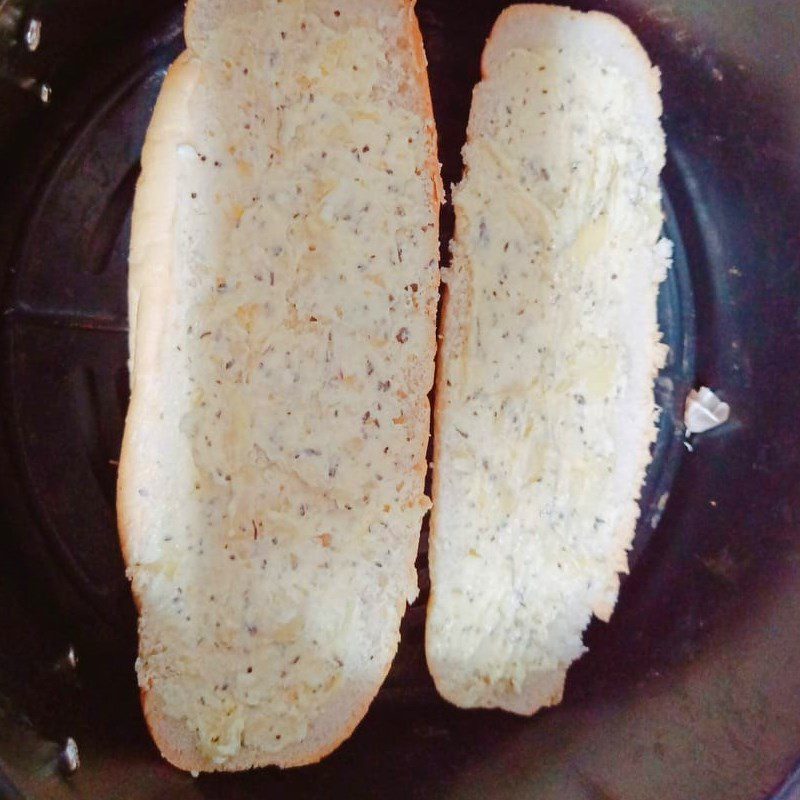 Step 2 Toasting garlic butter bread using an air fryer