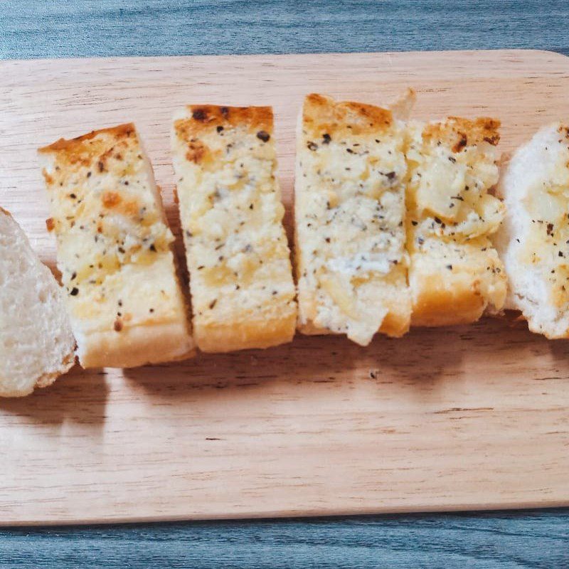 Step 2 Toasting garlic butter bread using an air fryer