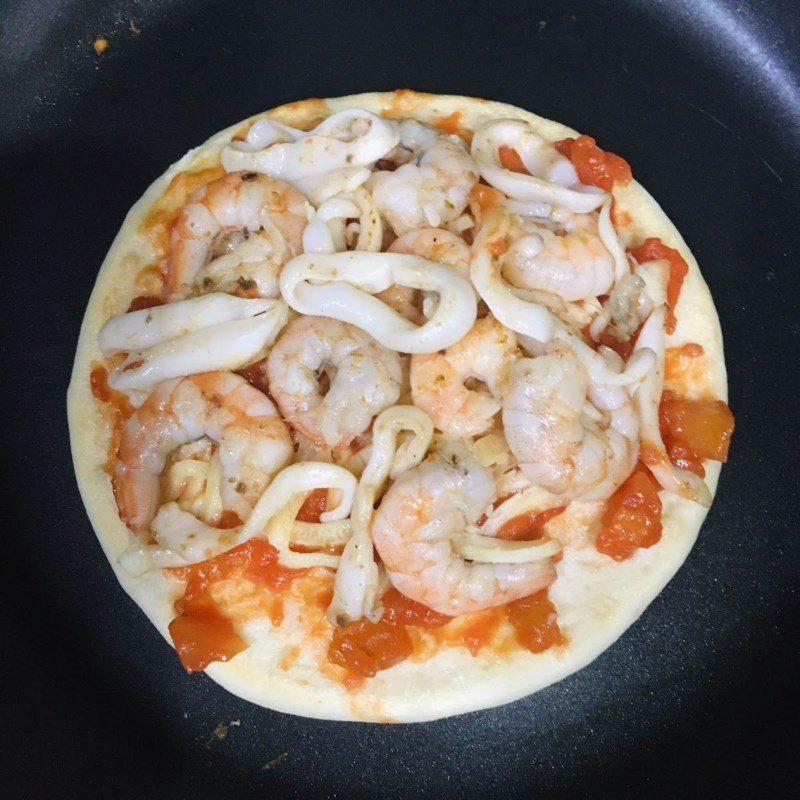 Step 5 Baking pizza Seafood pizza in a non-stick pan