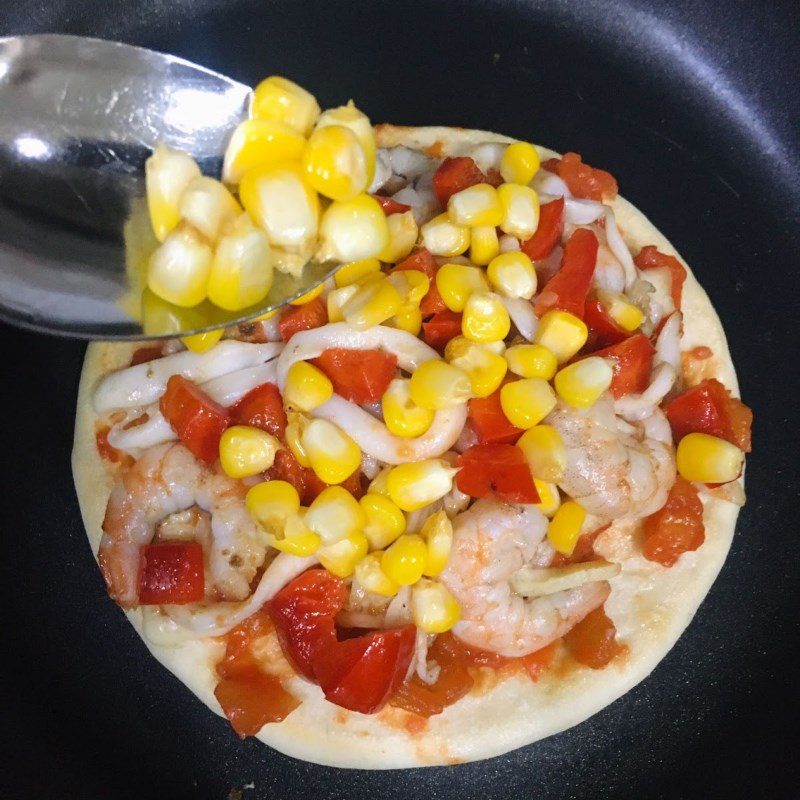 Step 5 Baking pizza Seafood pizza in a non-stick pan