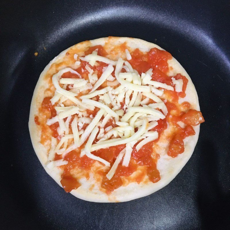 Step 5 Baking pizza Seafood pizza in a non-stick pan