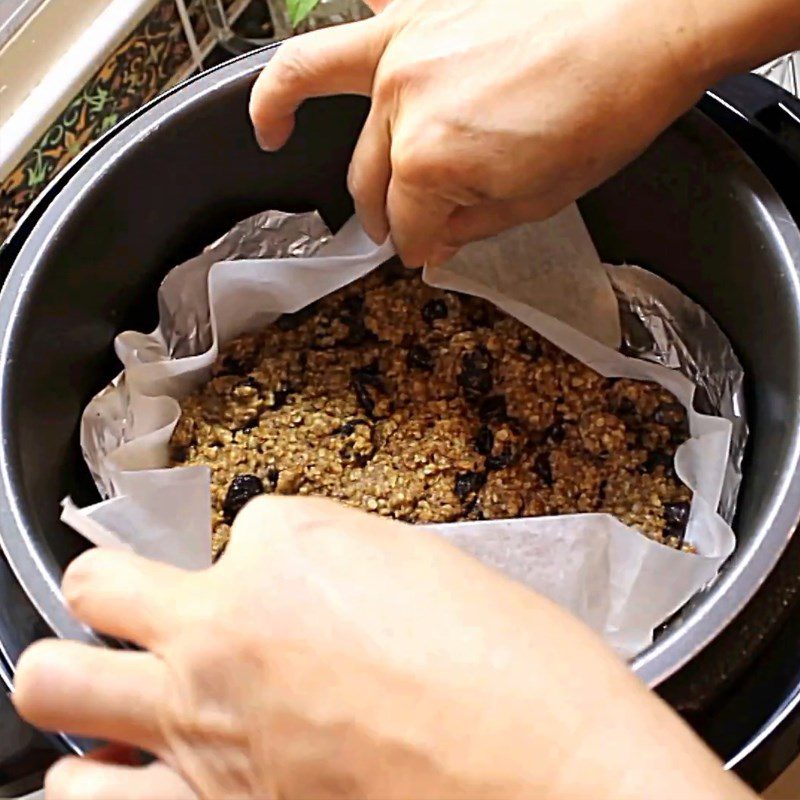 Step 3 Divide the dough and bake cookies using a rice cooker Oatmeal chocolate cookies using a rice cooker