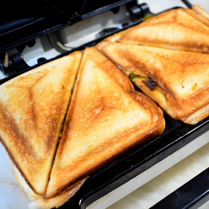 Step 3 Toasting the sandwich Chicken and vegetable sandwich