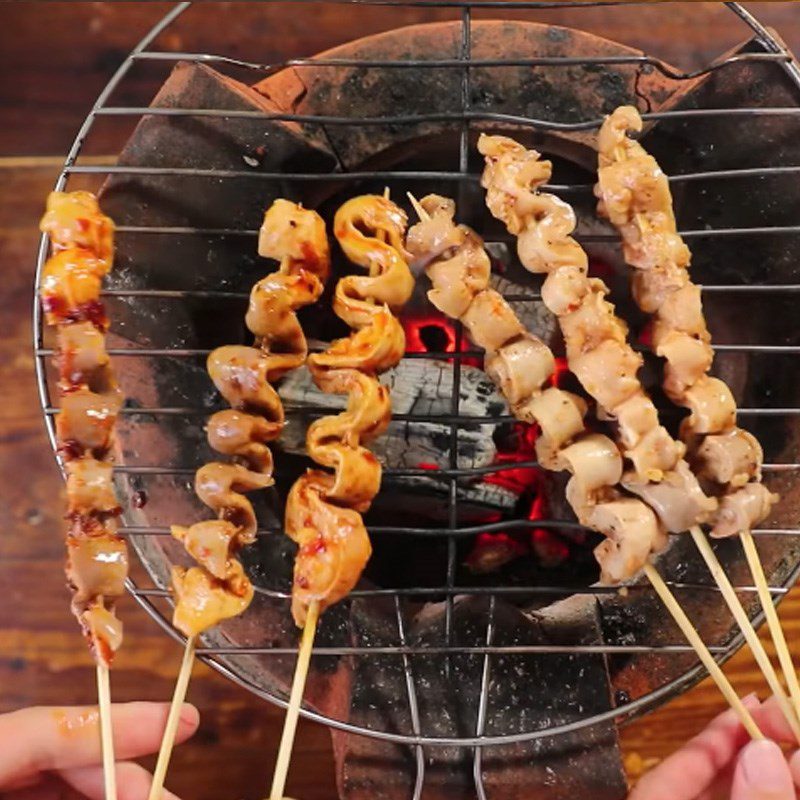 Step 3 Grilling the intestines Grilled five-spice intestines