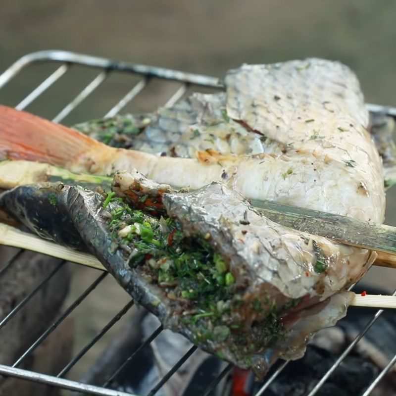 Step 3 Grilling fish Grilled fish pa pỉnh tộp using charcoal stove