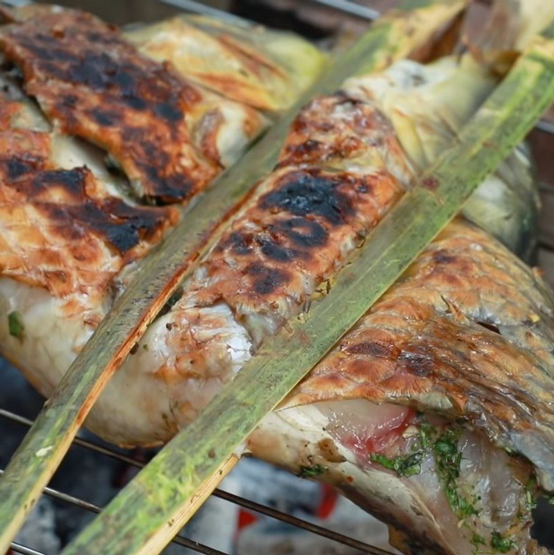 Step 3 Grilling fish Grilled fish pa pỉnh tộp using charcoal stove