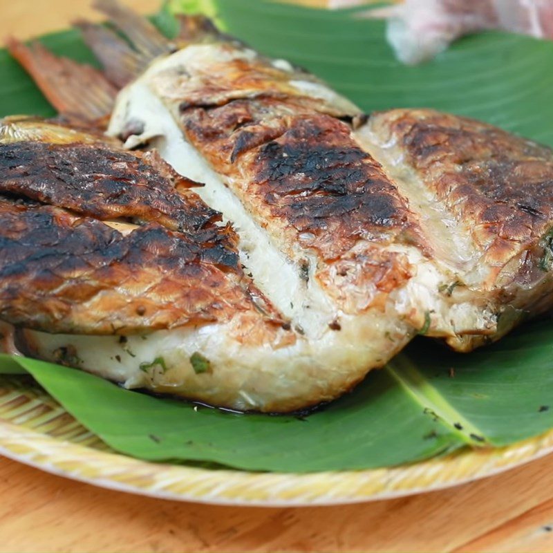 Step 3 Grilling fish Grilled fish pa pỉnh tộp using charcoal stove