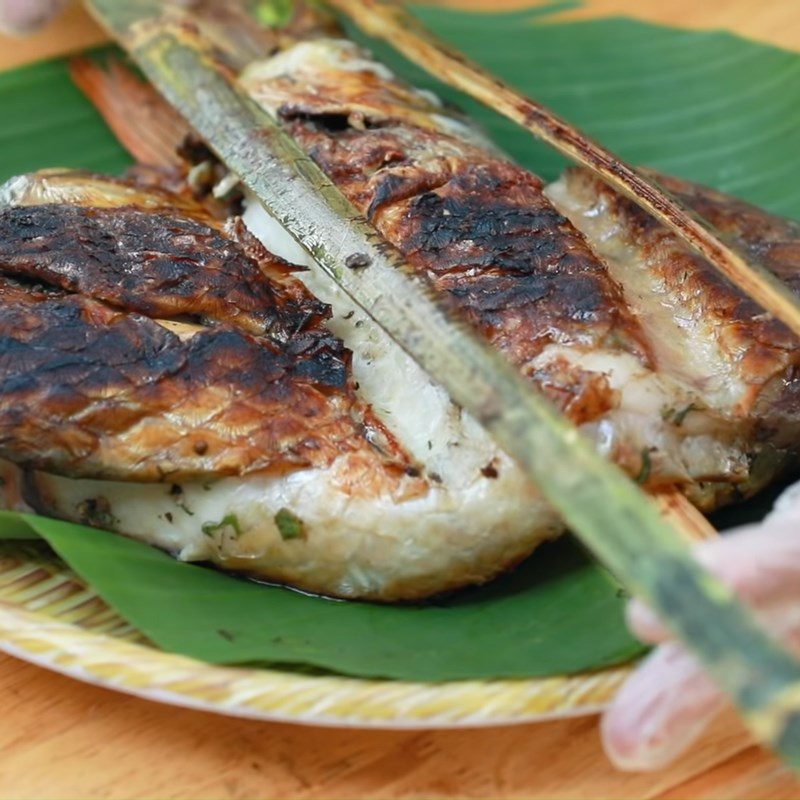 Step 3 Grilling fish Grilled fish pa pỉnh tộp using charcoal stove