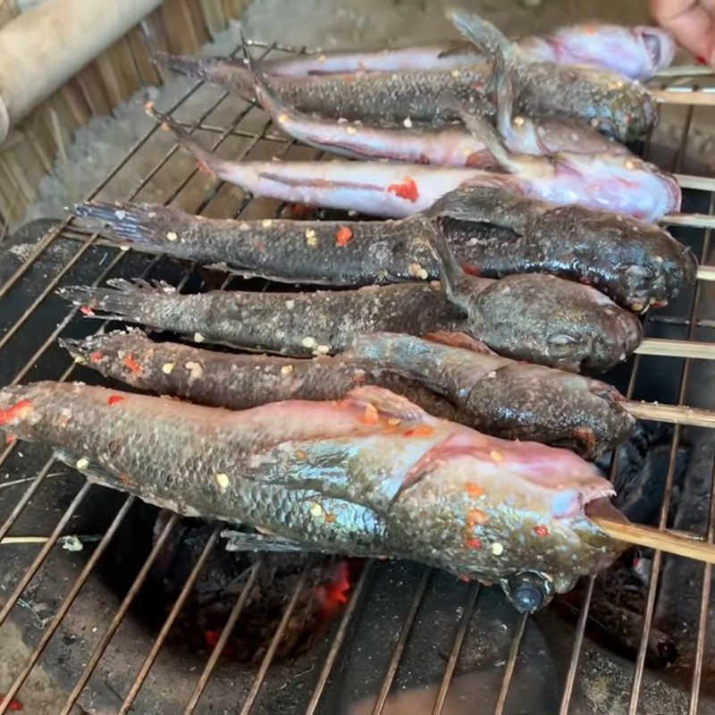 Step 3 Grill the fish grilled with salt and chili