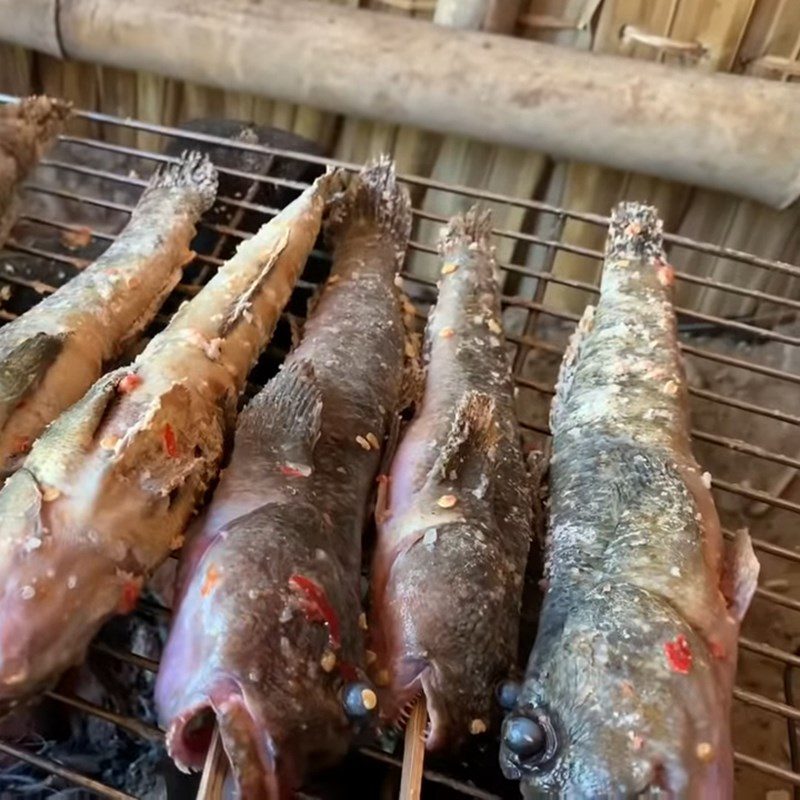 Step 3 Grill the fish grilled with salt and chili