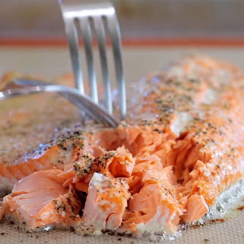 Step 2 Grill the salmon for Salmon Fish Cake with Bell Pepper