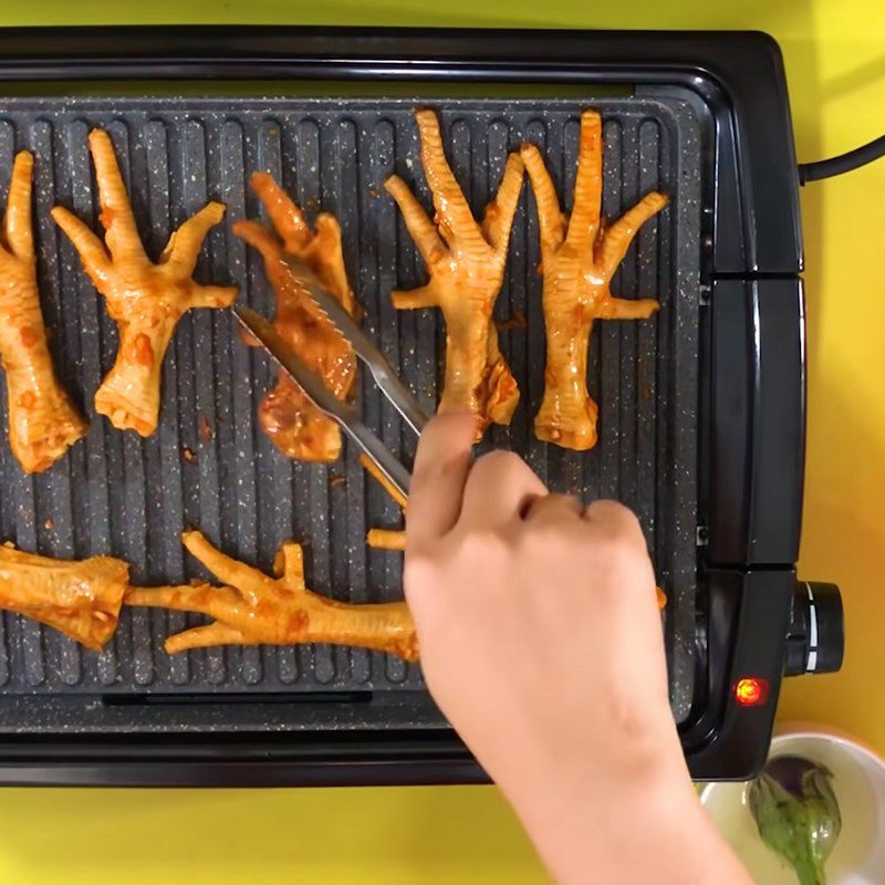 Step 3 Grilling chicken feet Grilled chicken feet with chili salt and oyster sauce