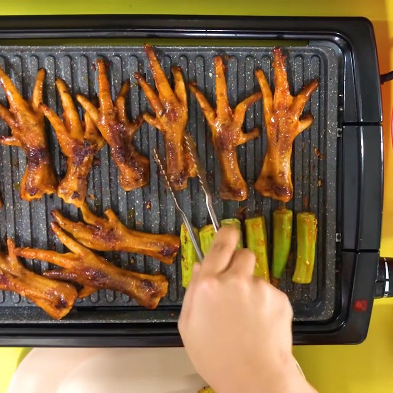 Step 3 Grilling chicken feet Grilled chicken feet with chili salt and oyster sauce