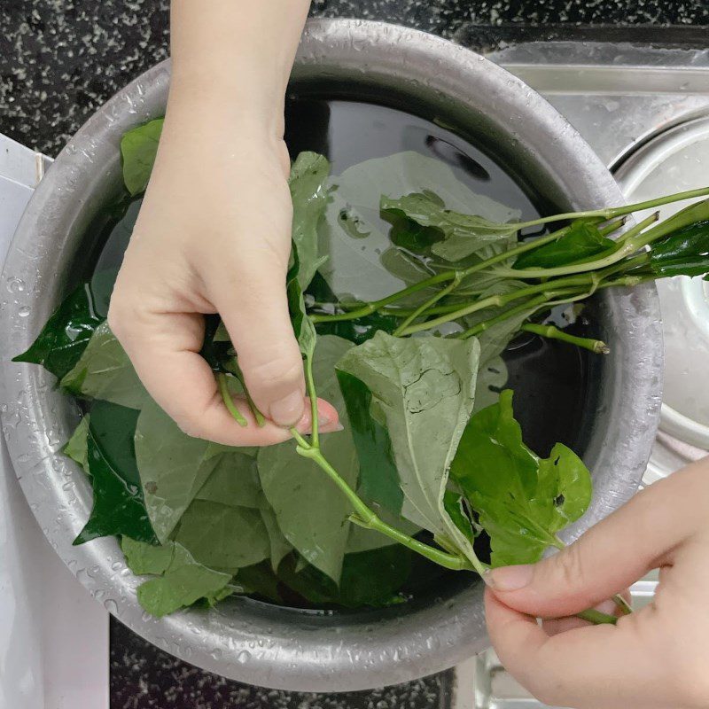 Step 3 Prepare other ingredients for snail cake wrapped in betel leaves (recipe shared by the user)