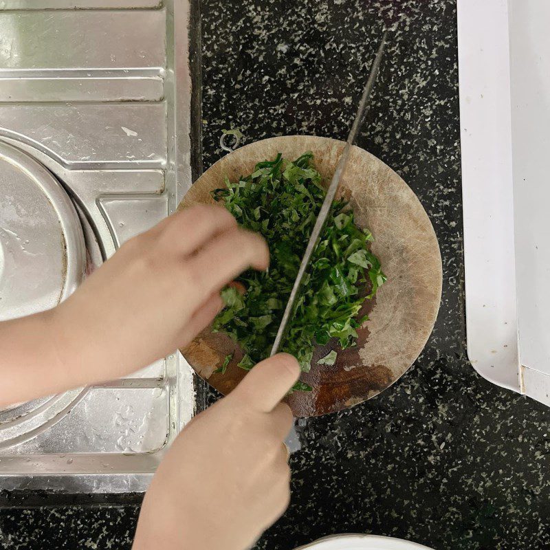 Step 3 Prepare other ingredients for snail cake wrapped in betel leaves (recipe shared by the user)