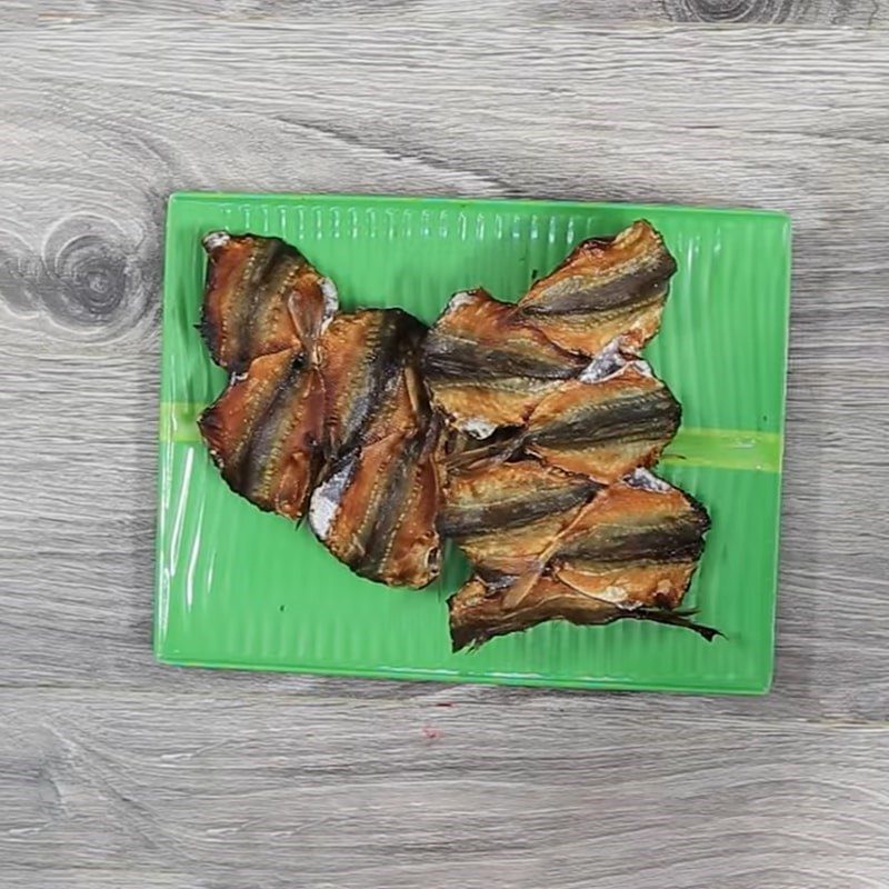 Step 3 Grill the dried fish for Dried Mackerel Mango Salad