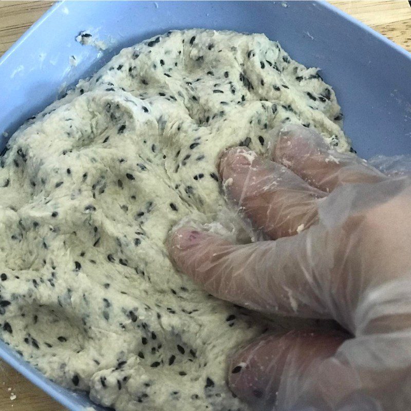 Step 1 Mix the Dough for Black Sesame Cake (Recipe Shared by Users)