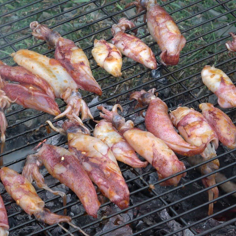 Step 3 Grill the squid Grilled squid with salt and chili