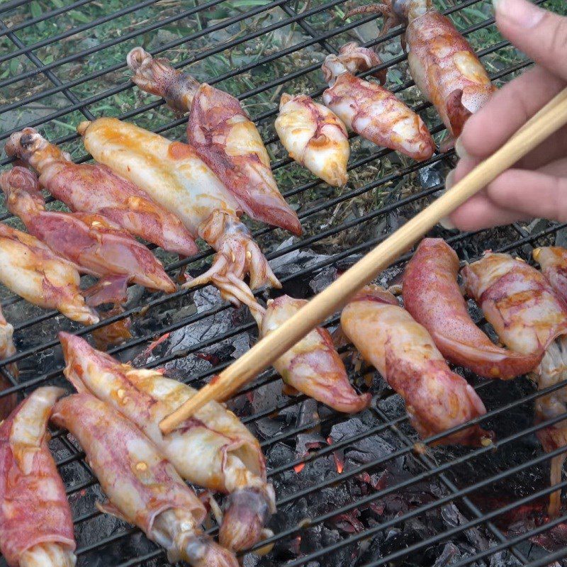 Step 3 Grill the squid Grilled squid with salt and chili