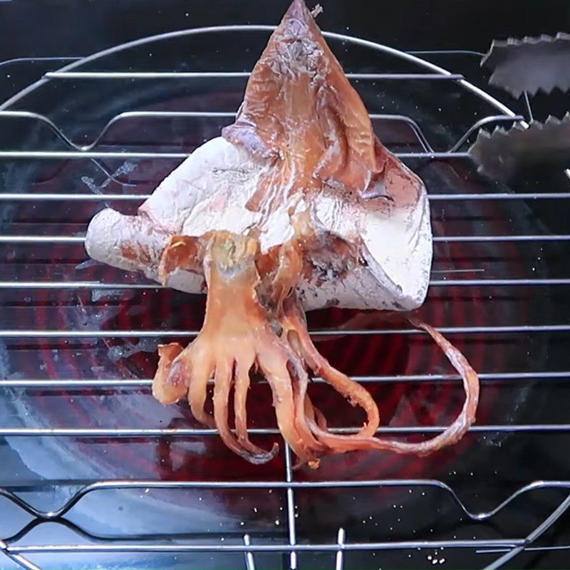 Step 1 Grill the squid Dried squid with tamarind sauce