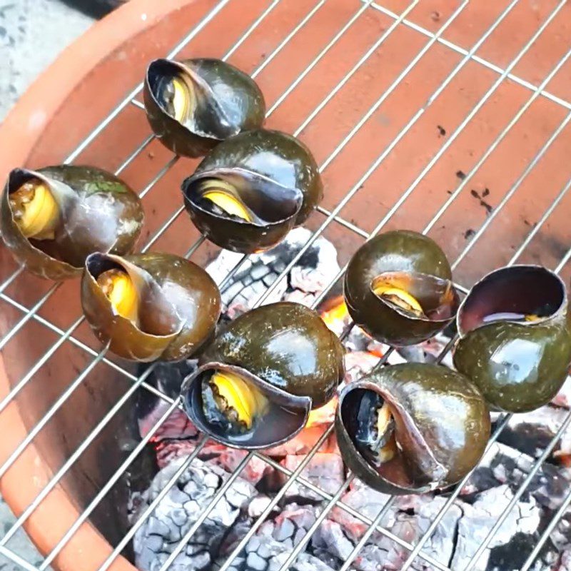 Step 4 Grill the snails Grilled apple snails with green pepper