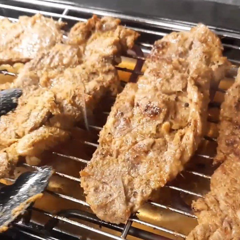 Step 4 Grilling the meat Broken rice with steaming basket