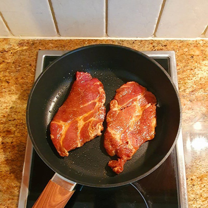 Step 3 Grilling meat with a pan Grilled meat in a pan