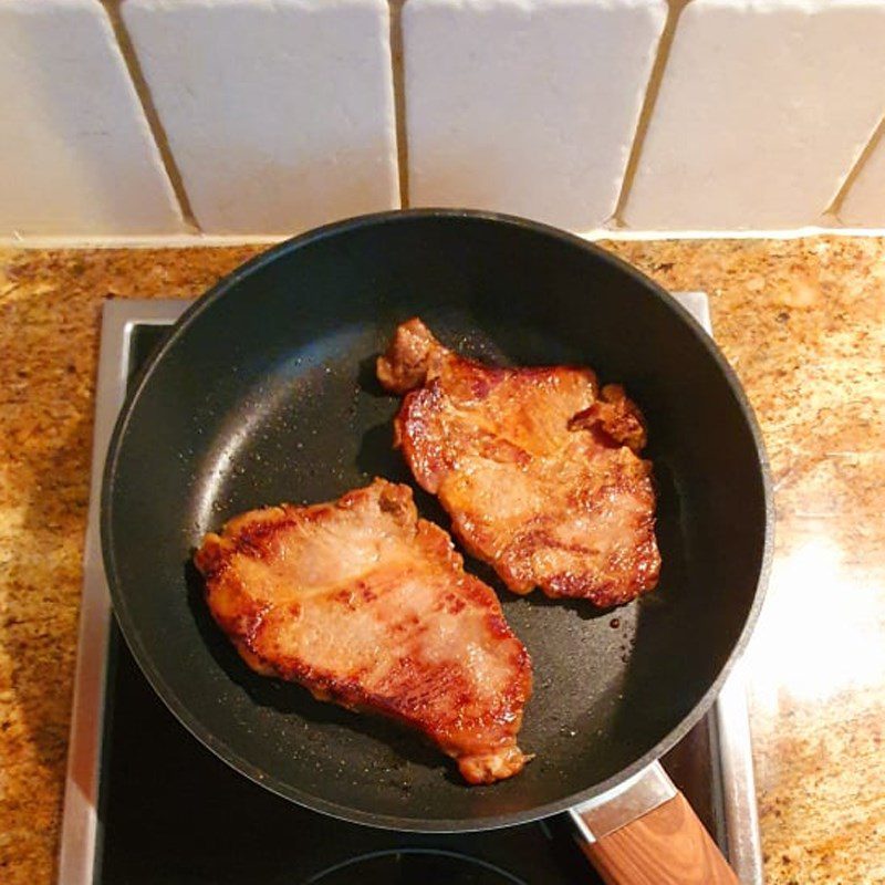 Step 3 Grilling meat with a pan Grilled meat in a pan