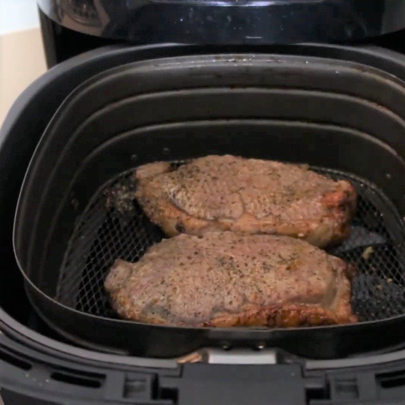 Step 2 Grilling beef steak using an air fryer