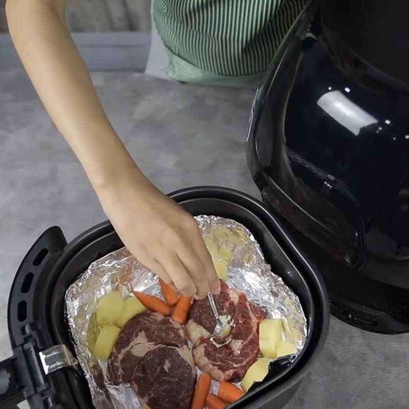 Step 3 Grill the beef for beef steak with an air fryer