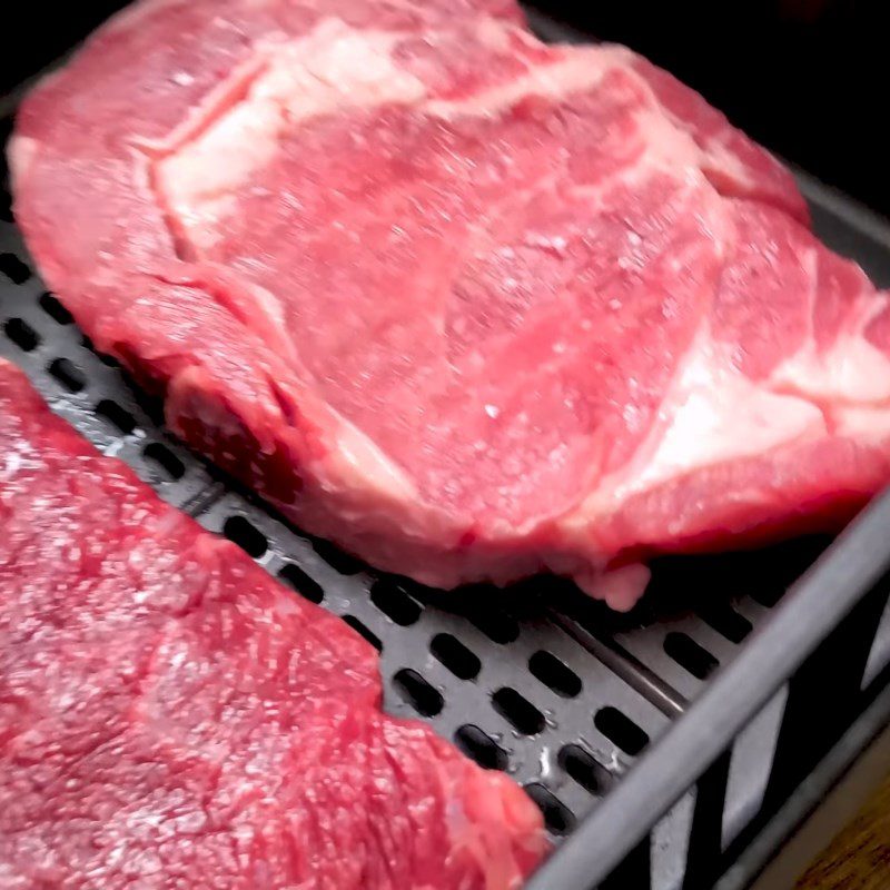 Step 3 Grilling beef for garlic butter steak using an air fryer