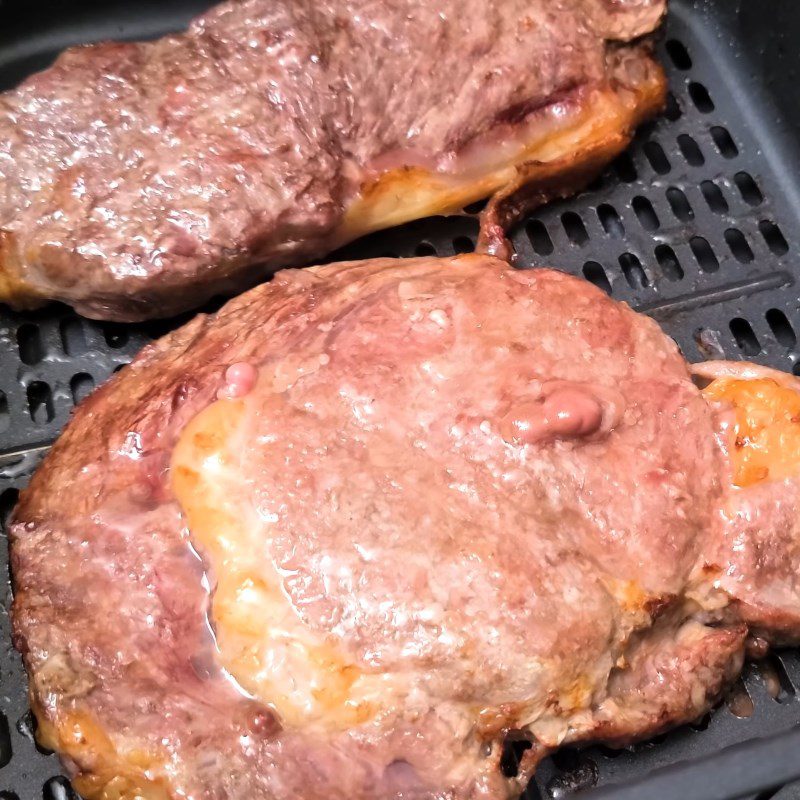 Step 3 Grilling beef for garlic butter steak using an air fryer