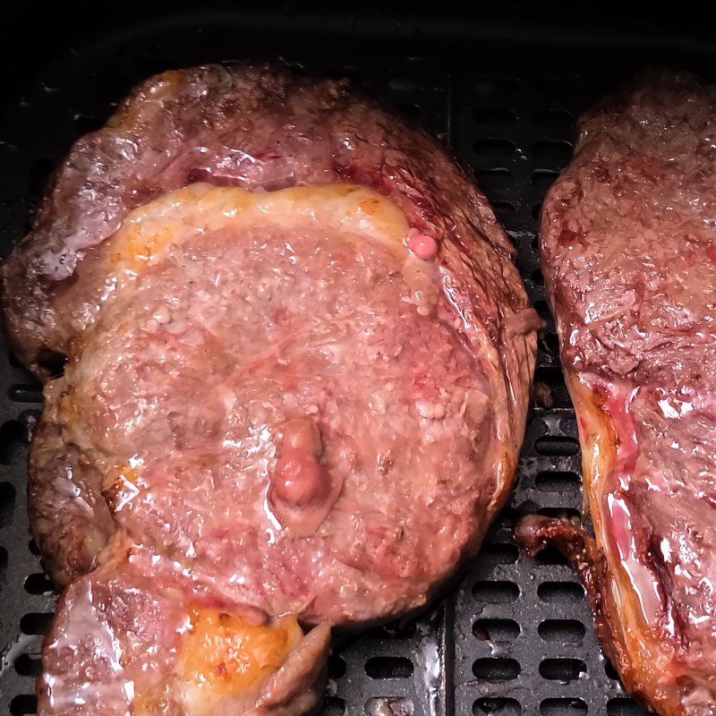 Step 3 Grilling beef for garlic butter steak using an air fryer