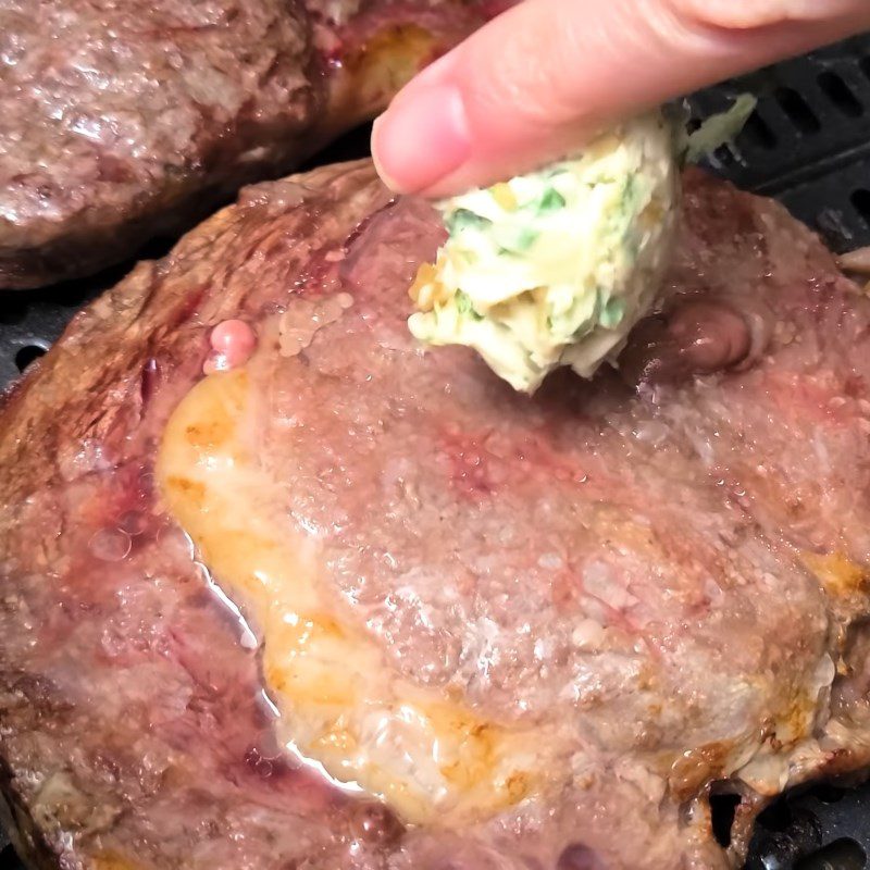 Step 3 Grilling beef for garlic butter steak using an air fryer