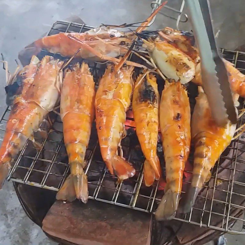 Step 3 Grilling shrimp Grilled green tiger shrimp with satay