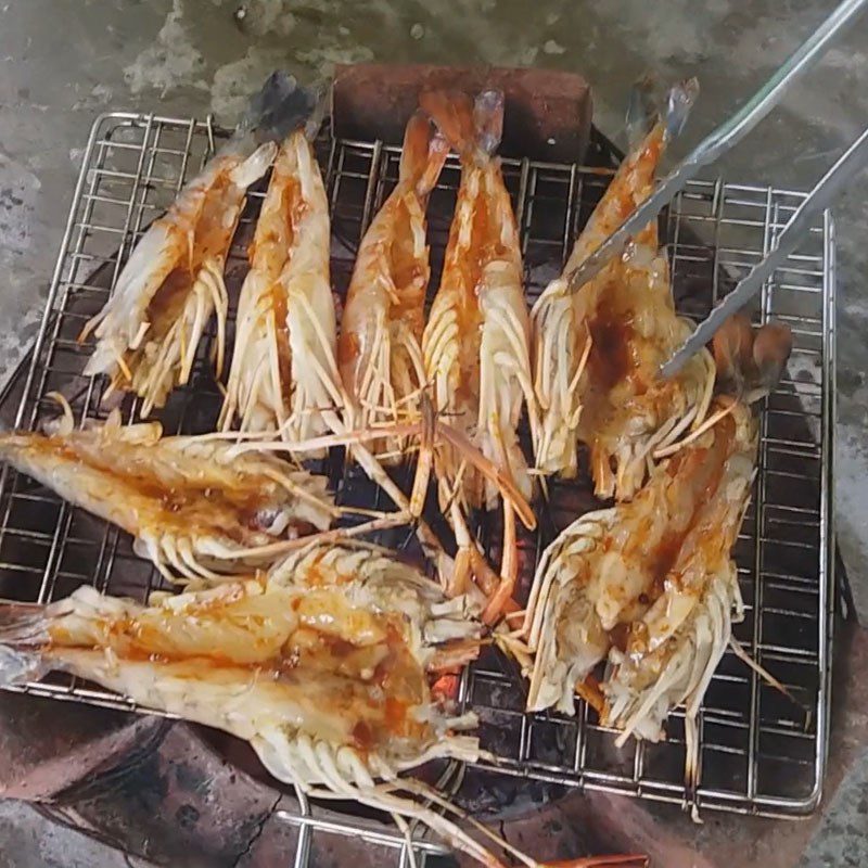 Step 3 Grilling shrimp Grilled green tiger shrimp with satay