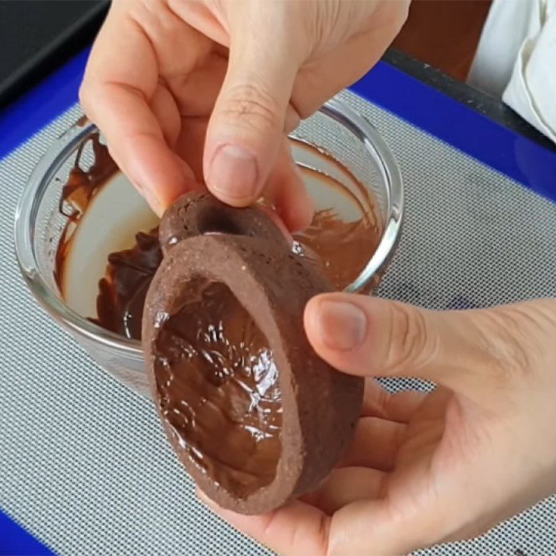 Step 6 Bake and finish the tart shell of mixed fruit tart in a cup shape