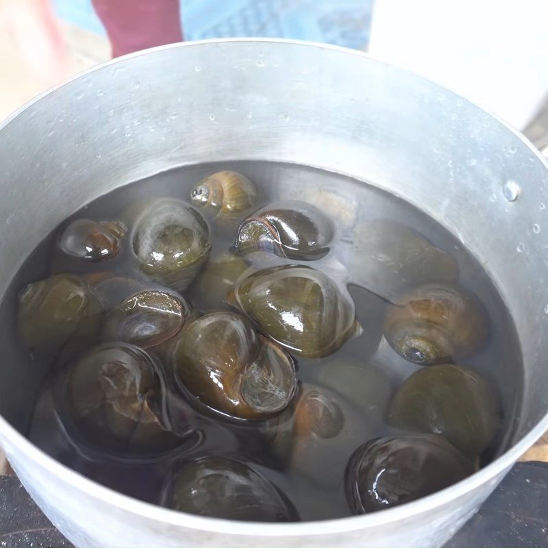 Step 1 Prepare and boil the apple snails Grilled apple snails with black pepper