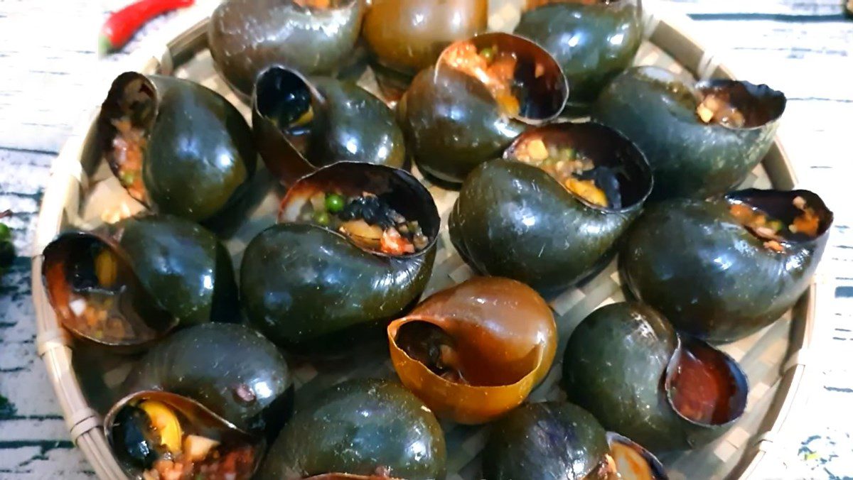 Grilled river snails with green pepper