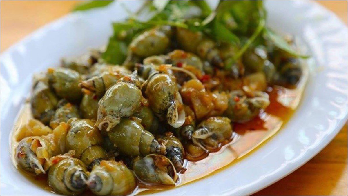 Stir-fried apple snails with garlic butter