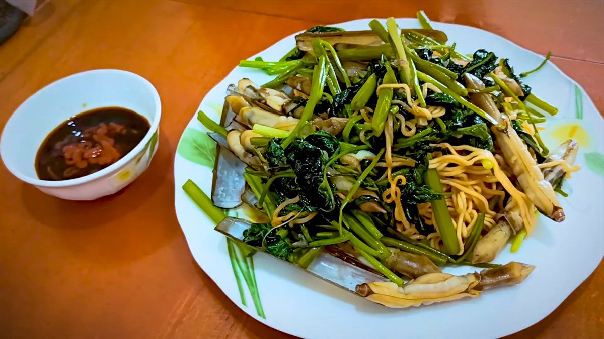 Stir-fried razor clams with water spinach noodles