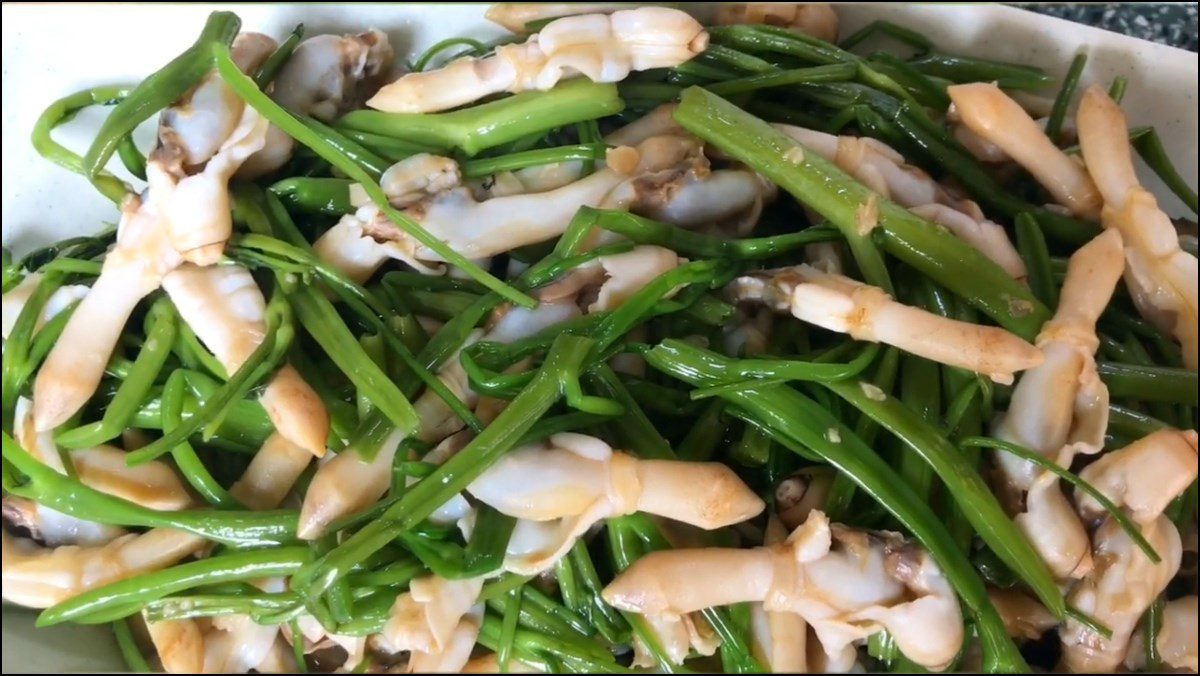 Stir-fried clams with water spinach