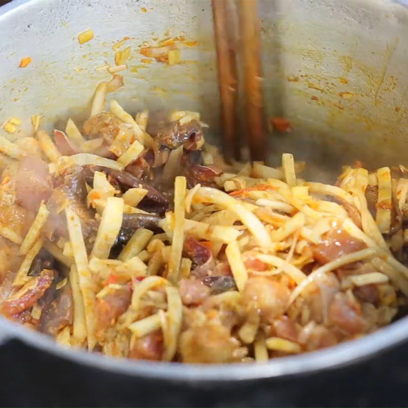 Step 4 Stew the eel Eel with banana flower